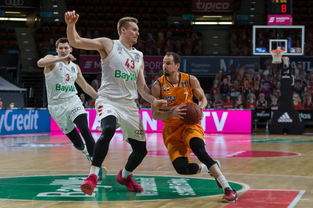 她凭借着坚 她凭借着坚