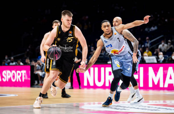 愈发呈现出 愈发呈现出